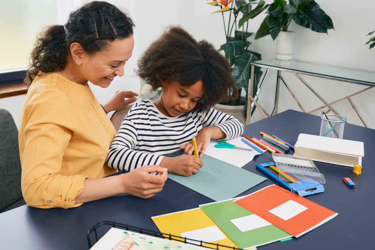 Teacher workingwith a child