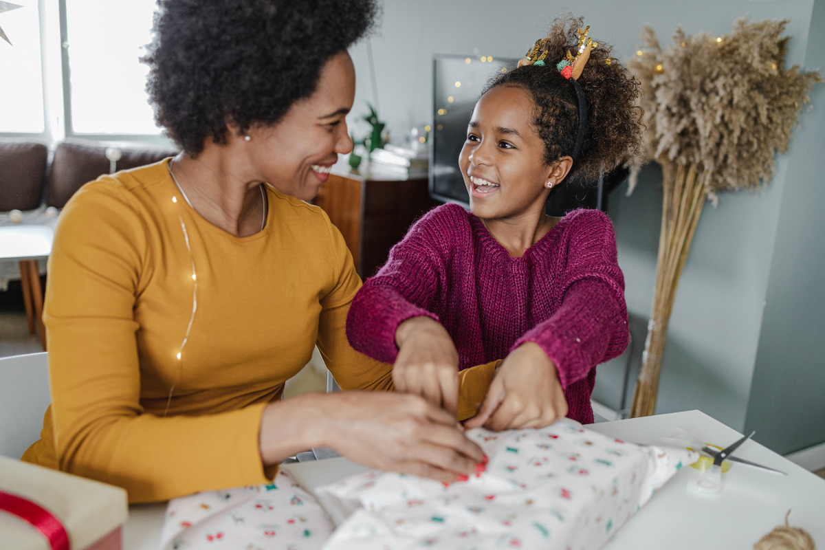 Teacher workingwith a child