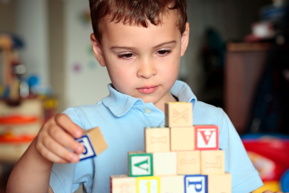 Teacher workingwith a child