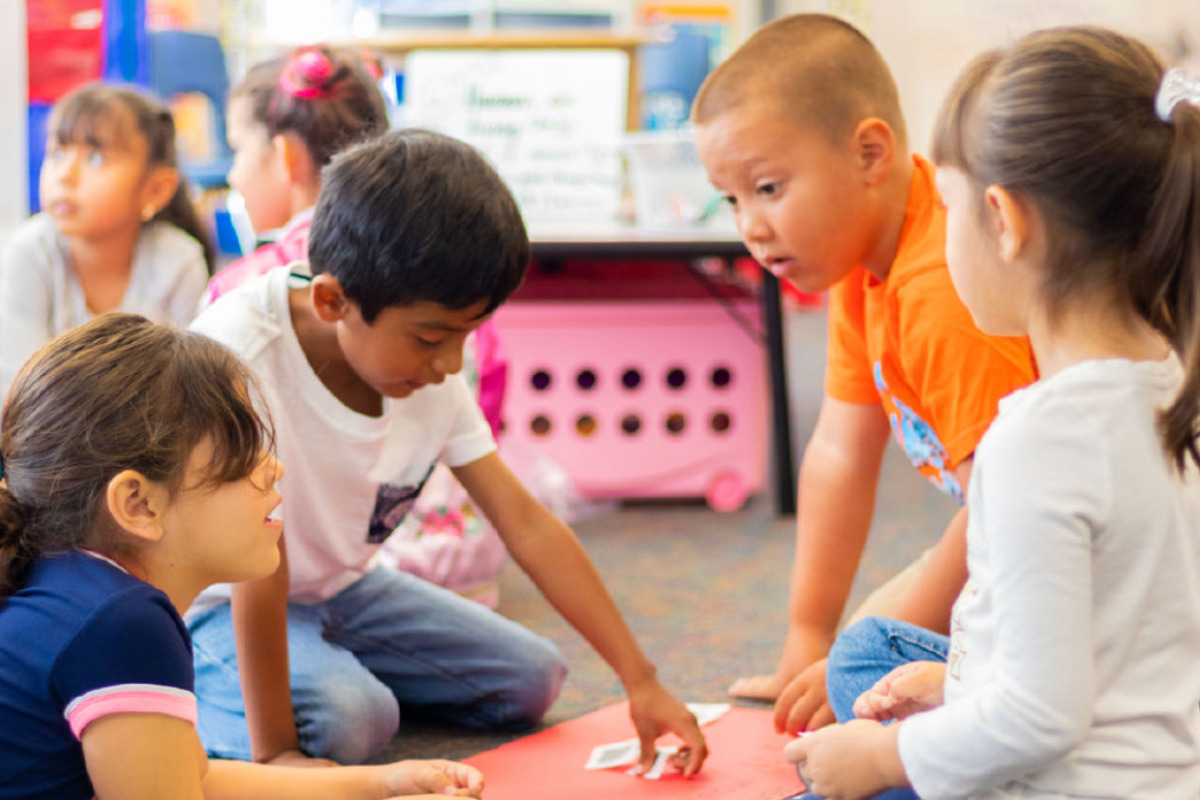 Teacher workingwith a child